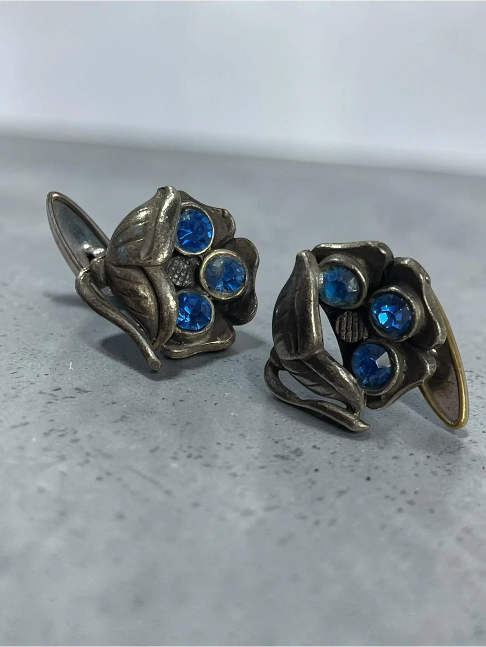 Vintage Floral Silver Tone Cufflinks w Vibrant Blue Rhinestones
